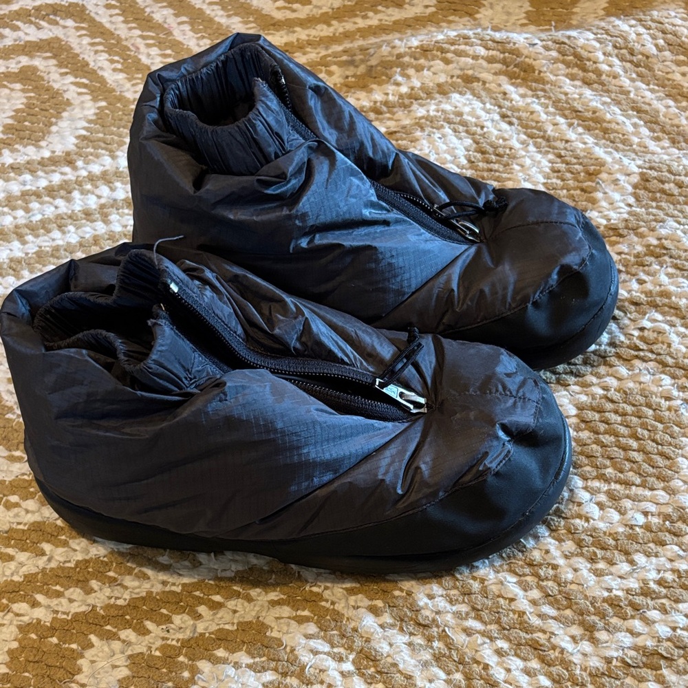 Mountain Hardware insulated zip-up puffer shoes